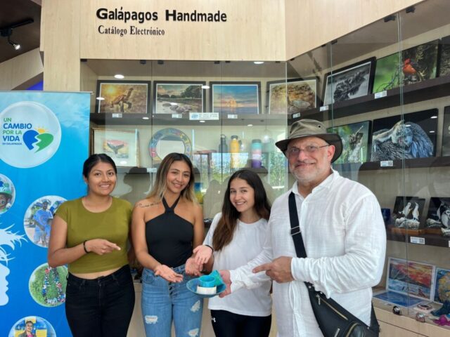 La interacción con turistas en el CIER es una oportunidad para practicar inglés. Voluntariado en Galápagos