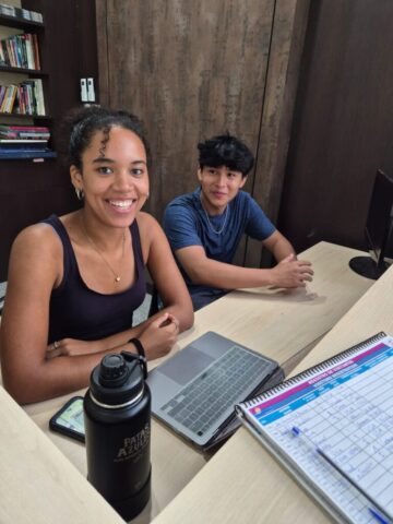 El Programa de Voluntariado crea oportunidades para que los voluntarios compartan experiencias, construyan vínculos y aprendan juntos. Voluntariado en Galápagos