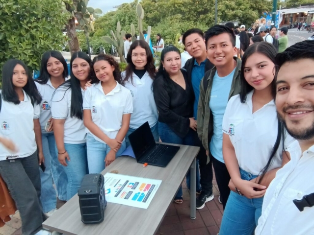 Grupo de TICs compartiendo los resultados de la Encuesta