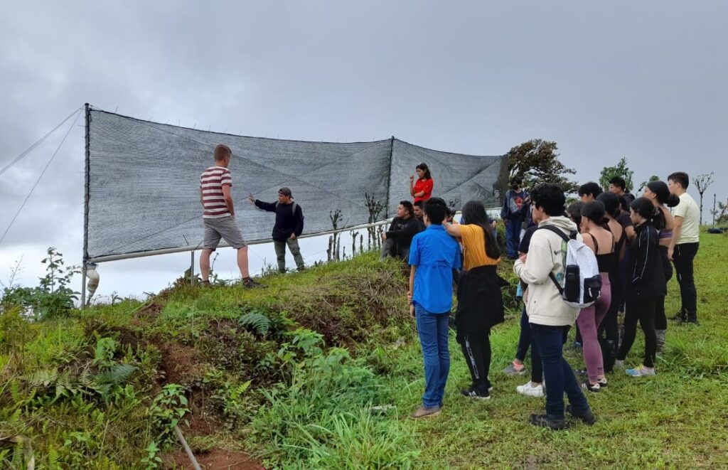 3.Estudiantes visitan red de neblina ubicada en Parroquia Santa Rosa - Santa Cruz.