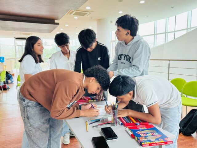 Una metodología participativa que impulsa el liderazgo y la voz de cada joven.