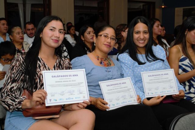 Todo sacrificio tiene su recompensa. Emprendedoras muestran su alegría al recibir su certificado