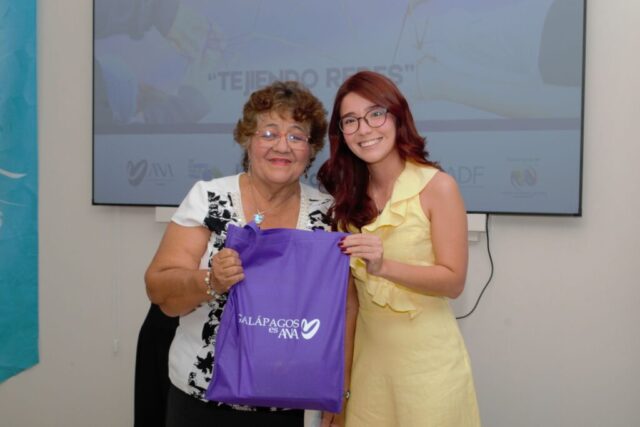 Galápagos es Ana, entrega de kit por parte de Corole Abogados