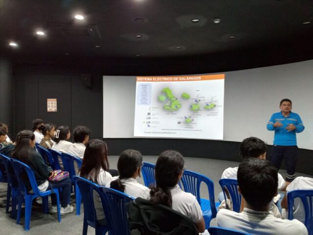 Descubriendo nuevas formas de cuidar la energía junto a funcionarios de Elecgalápagos.