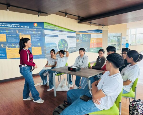 Jóvenes explorando soluciones en el Taller sobre Brecha Digital con Diana González.