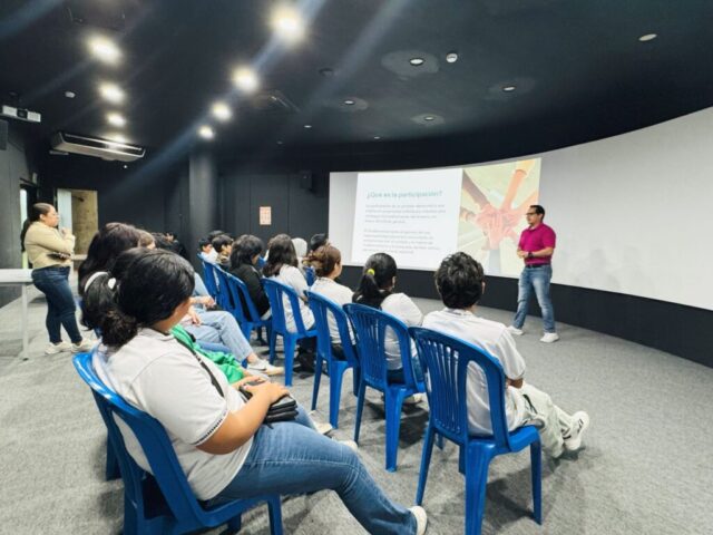 Luis Alvarado compartiendo taller sobre participación y liderazgo