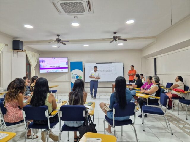 Las emprendedoras desde el inicio trabajaron con pasión y compromiso en temas clave para su desarrollo personal y el fortalecimiento de sus iniciativas.