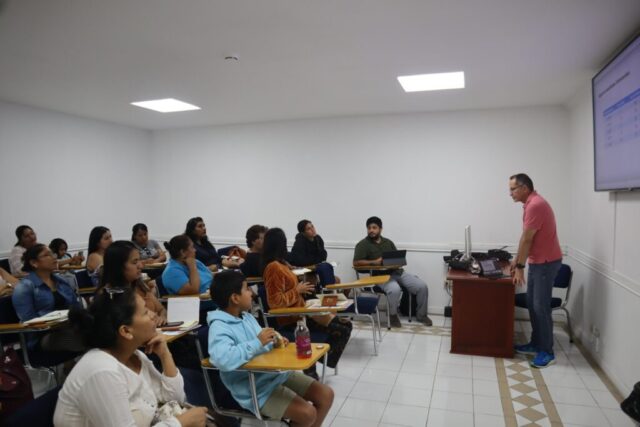 El Taller de Finanzas Personales fue dictado por el Ec. Roberto Romero, representante de ASOBANCA