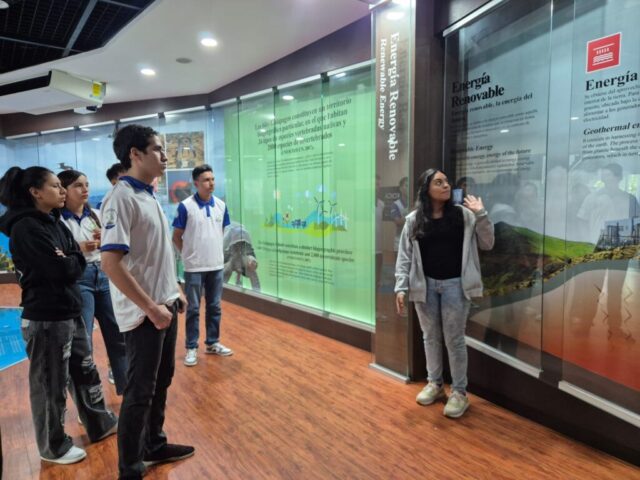 El intercambio de experiencias entre jóvenes locales, fortaleciendo el aprendizaje mutuo y los vínculos. Voluntariado en Galápagos